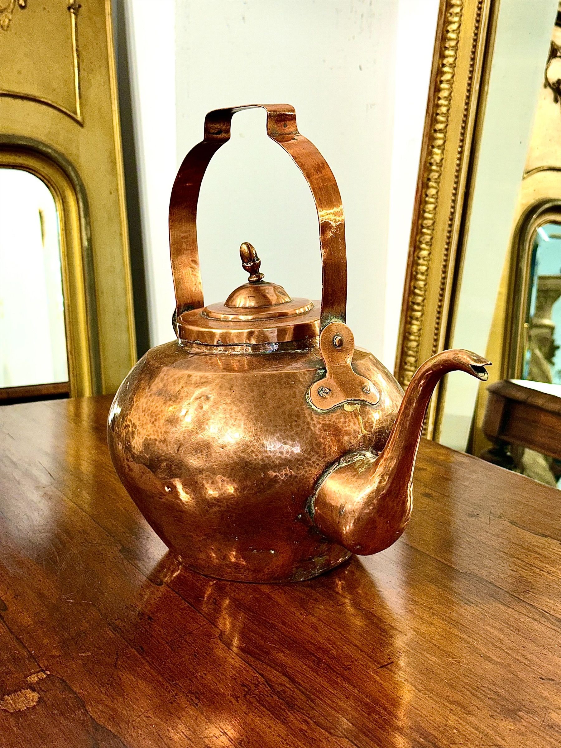 Bouilloire française en cuivre martelé du XIXe siècle