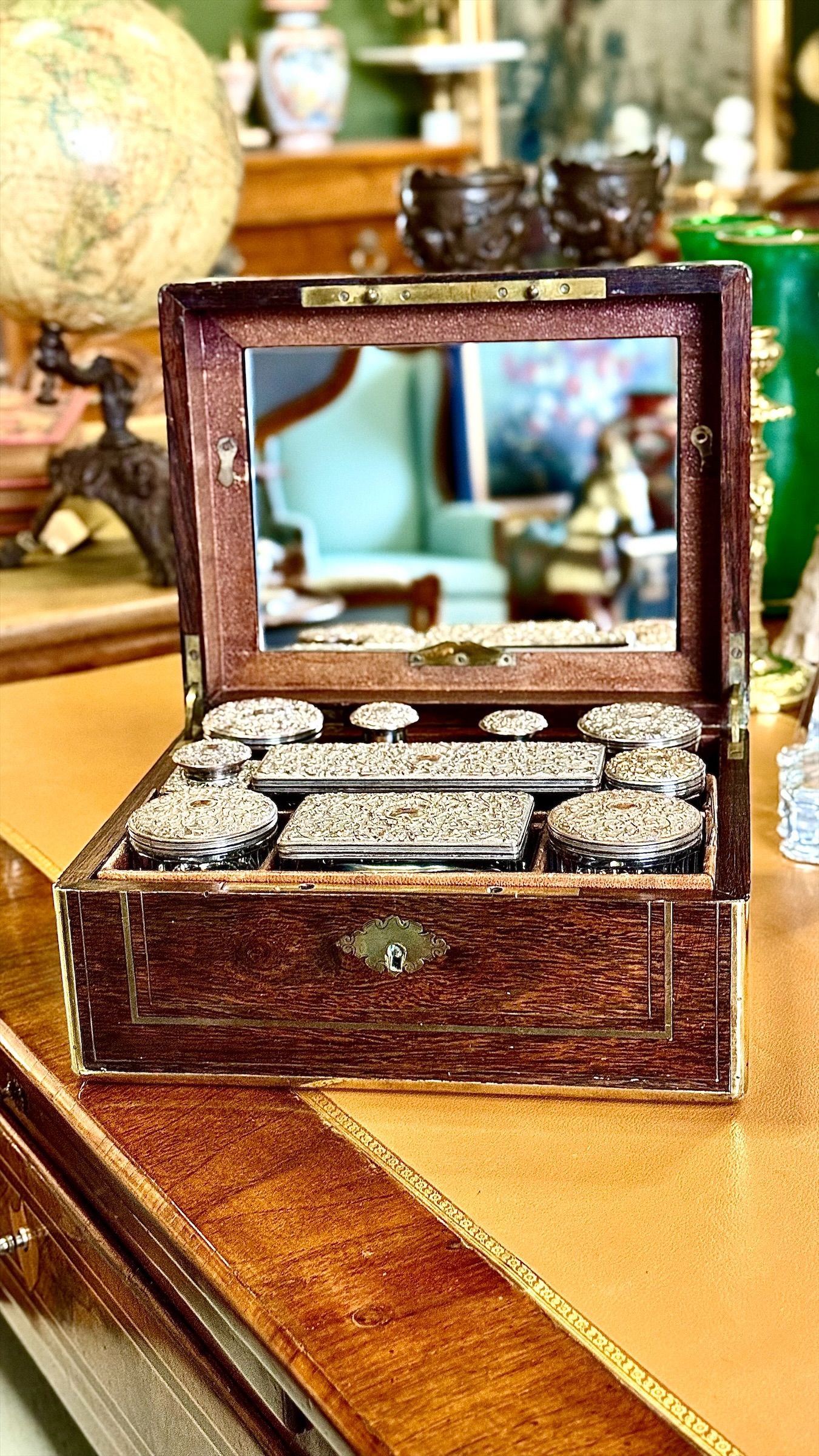 Coffret de voyage anglais victorien en noyer et cristal, vers 1880