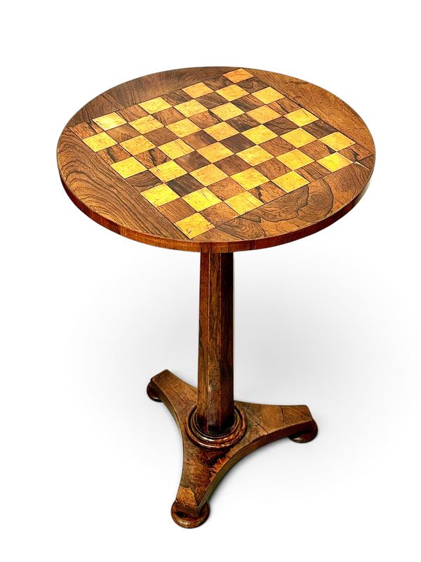 Table d’échecs française du XIXe siècle en noyer et marqueterie de citronnier