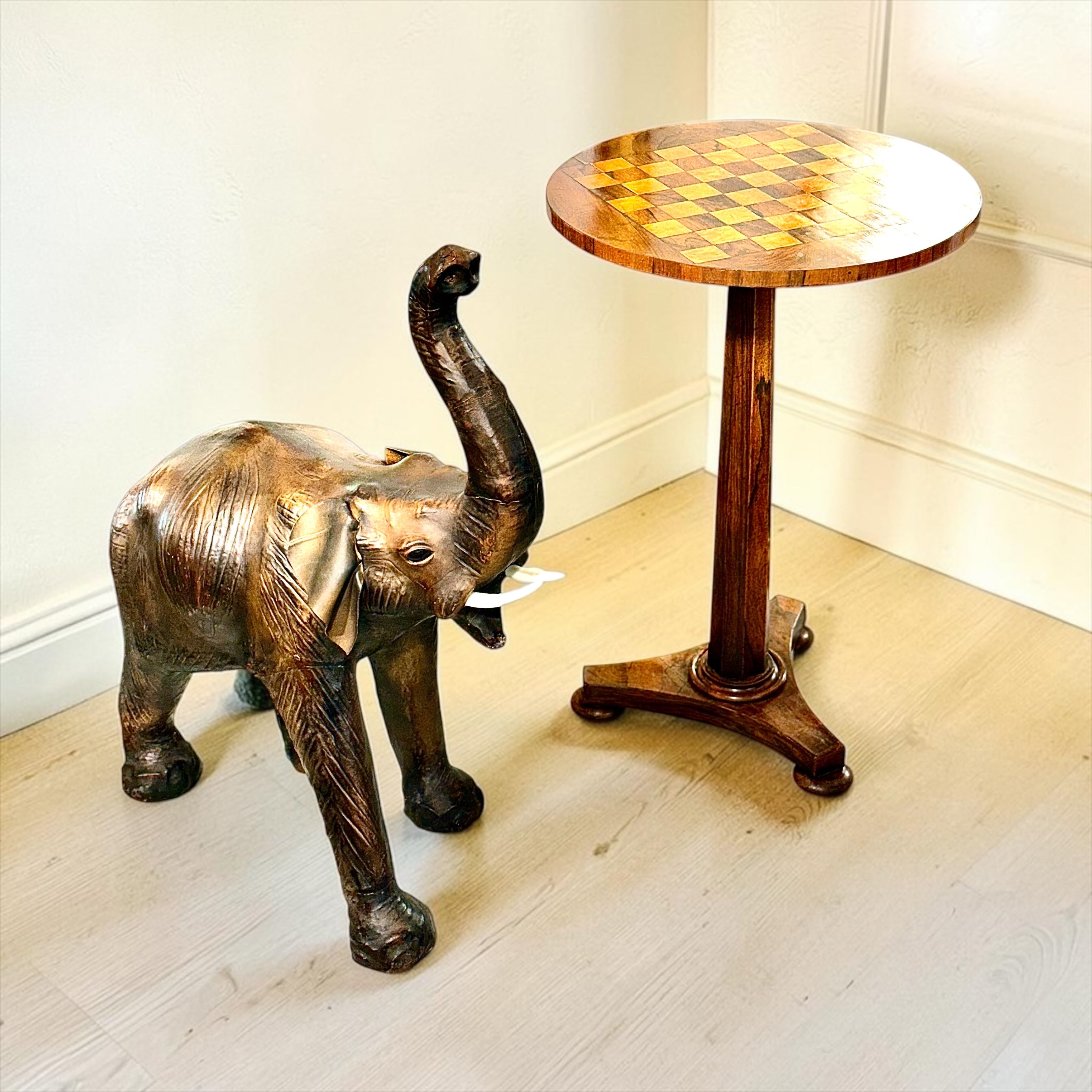 Table d’échecs française du XIXe siècle en noyer et marqueterie de citronnier