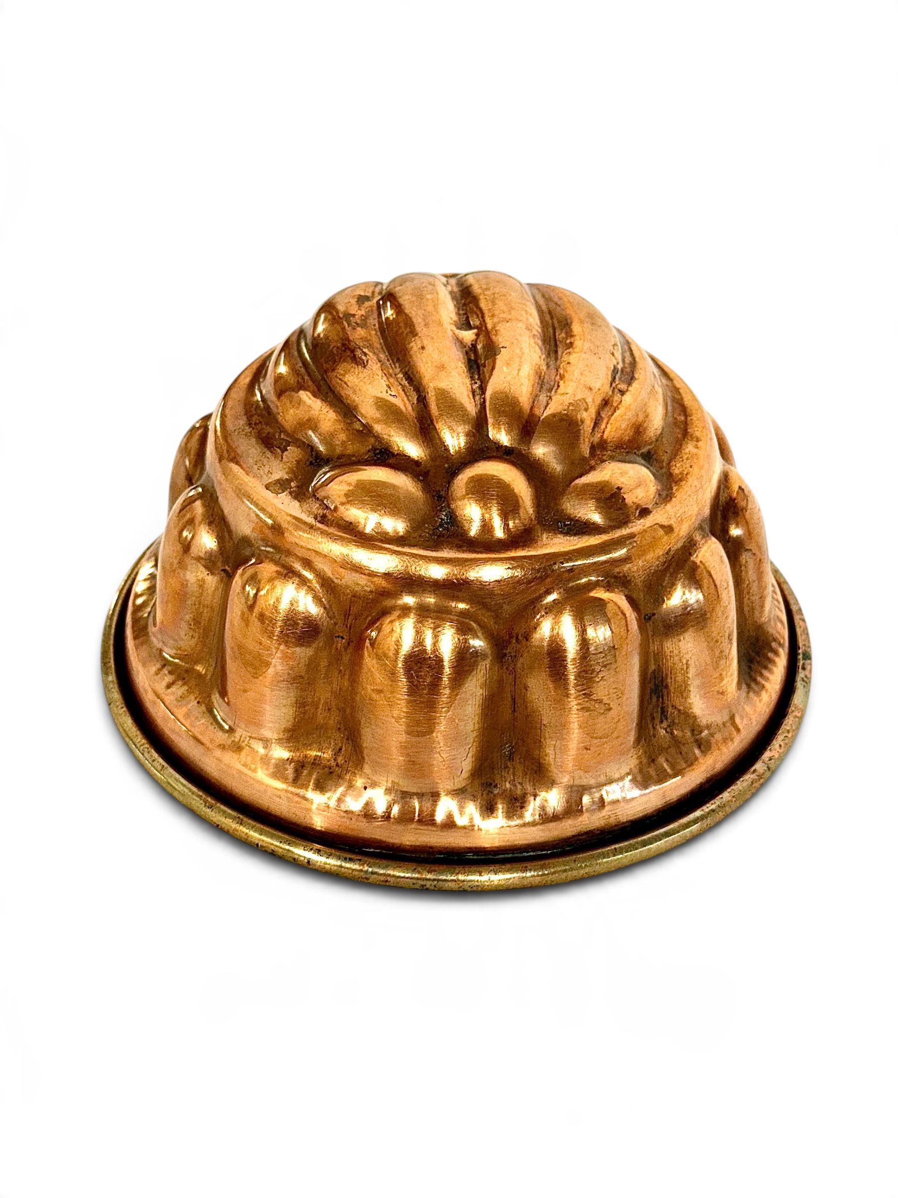 Moule à gâteau français du XIXe siècle en cuivre à décor de coquille