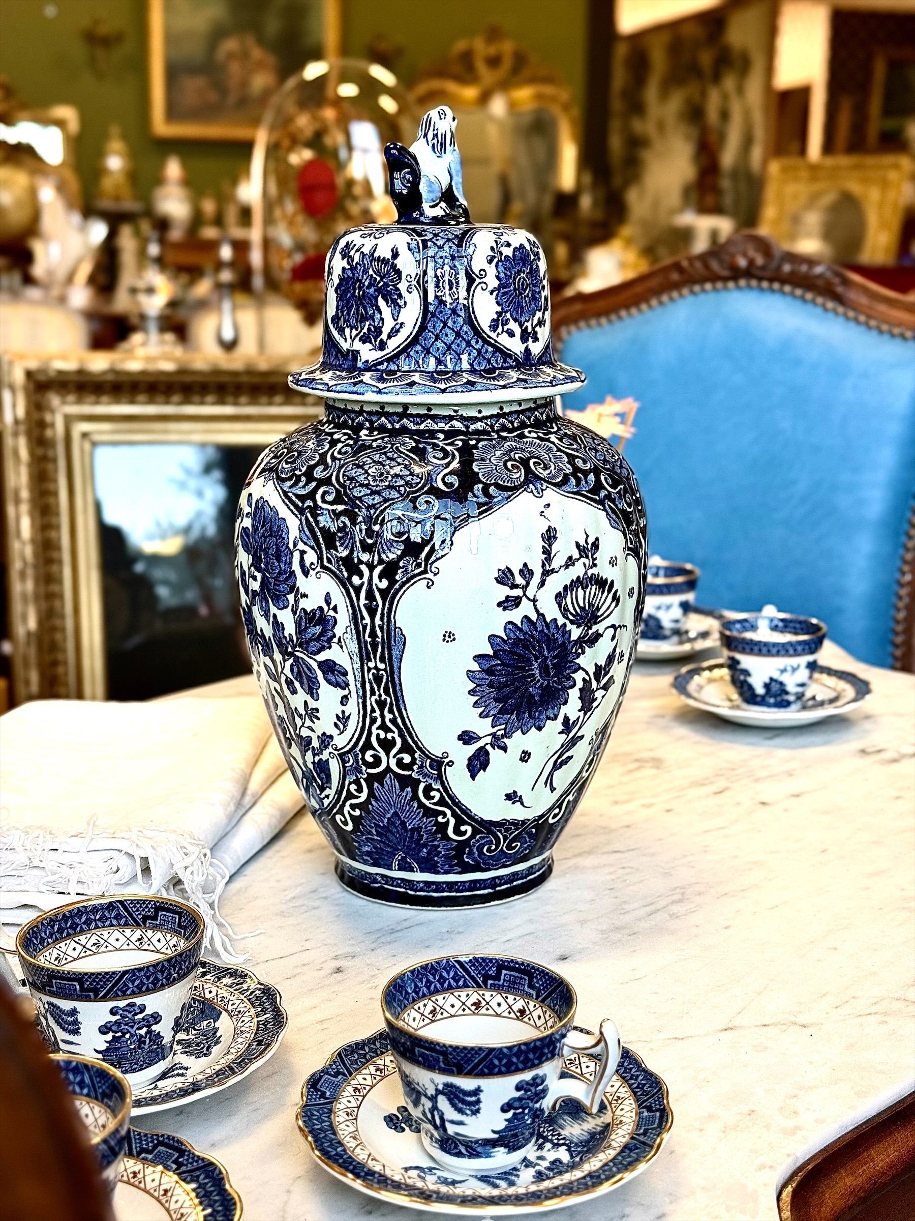 Potiche couverte Boch Delft en faïence bleue et blanche, vers 1920