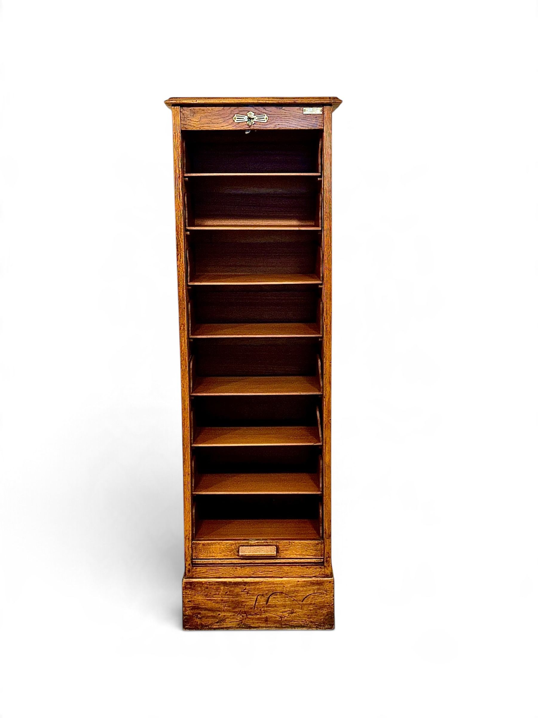 Classeur à rideau en chêne Meubles SUPER, circa 1920