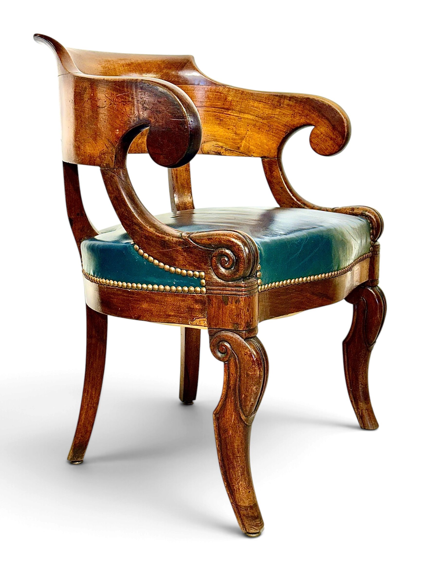 Fauteuil gondole Restauration en noyer, vers 1820