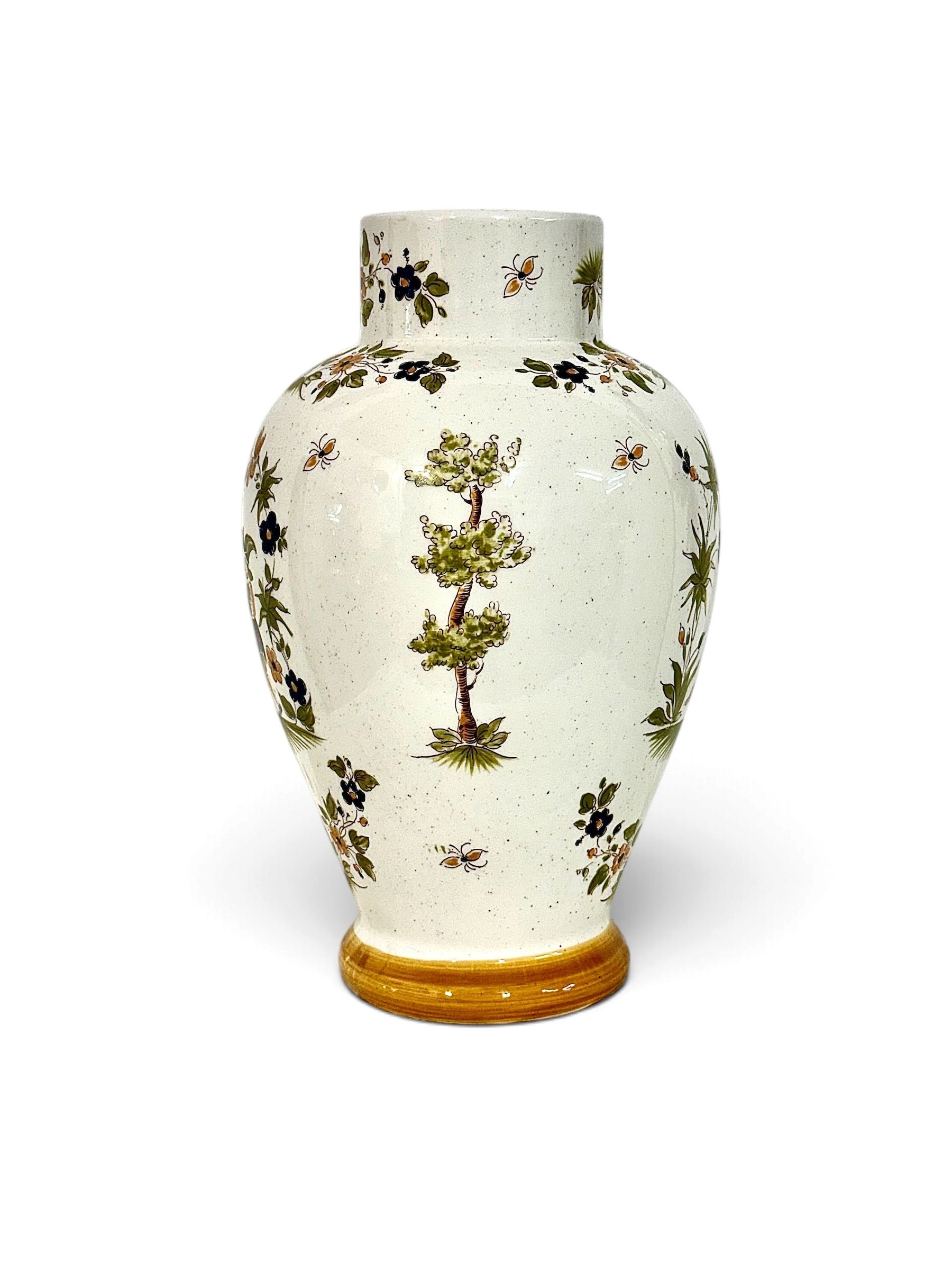 Grand vase en faïence de Moustiers à décor polychrome, XXe siècle