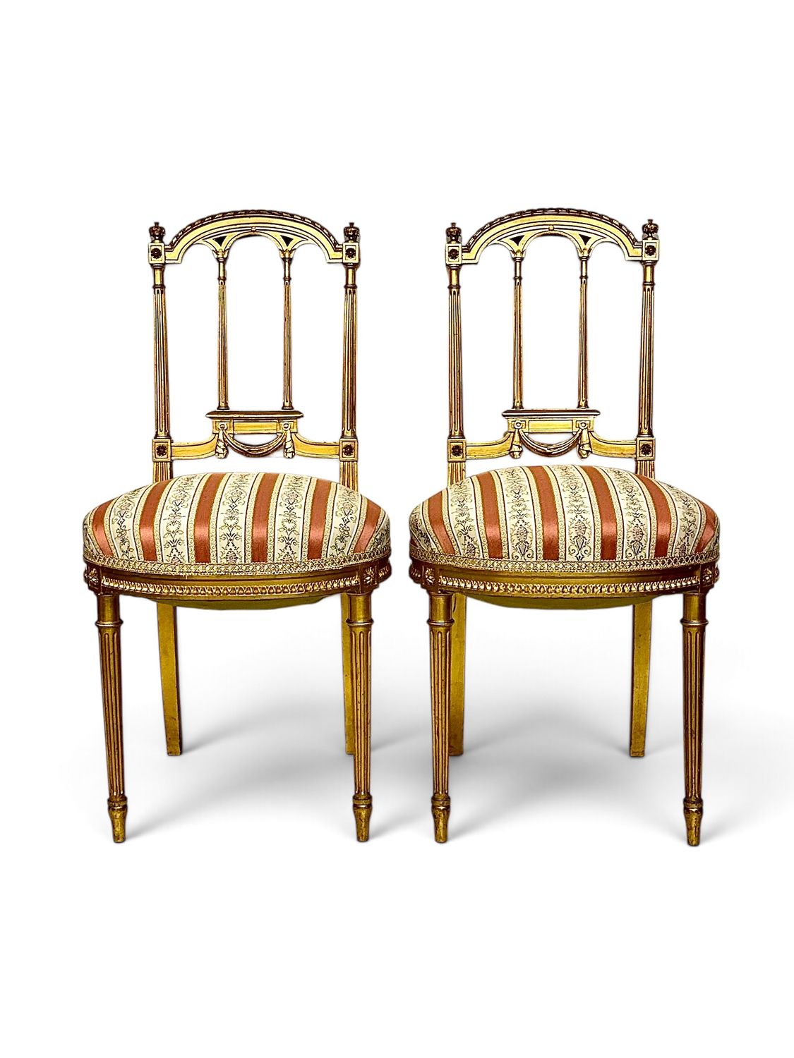 Paire de chaises de style Louis XVI en bois doré, France XIXe siècle