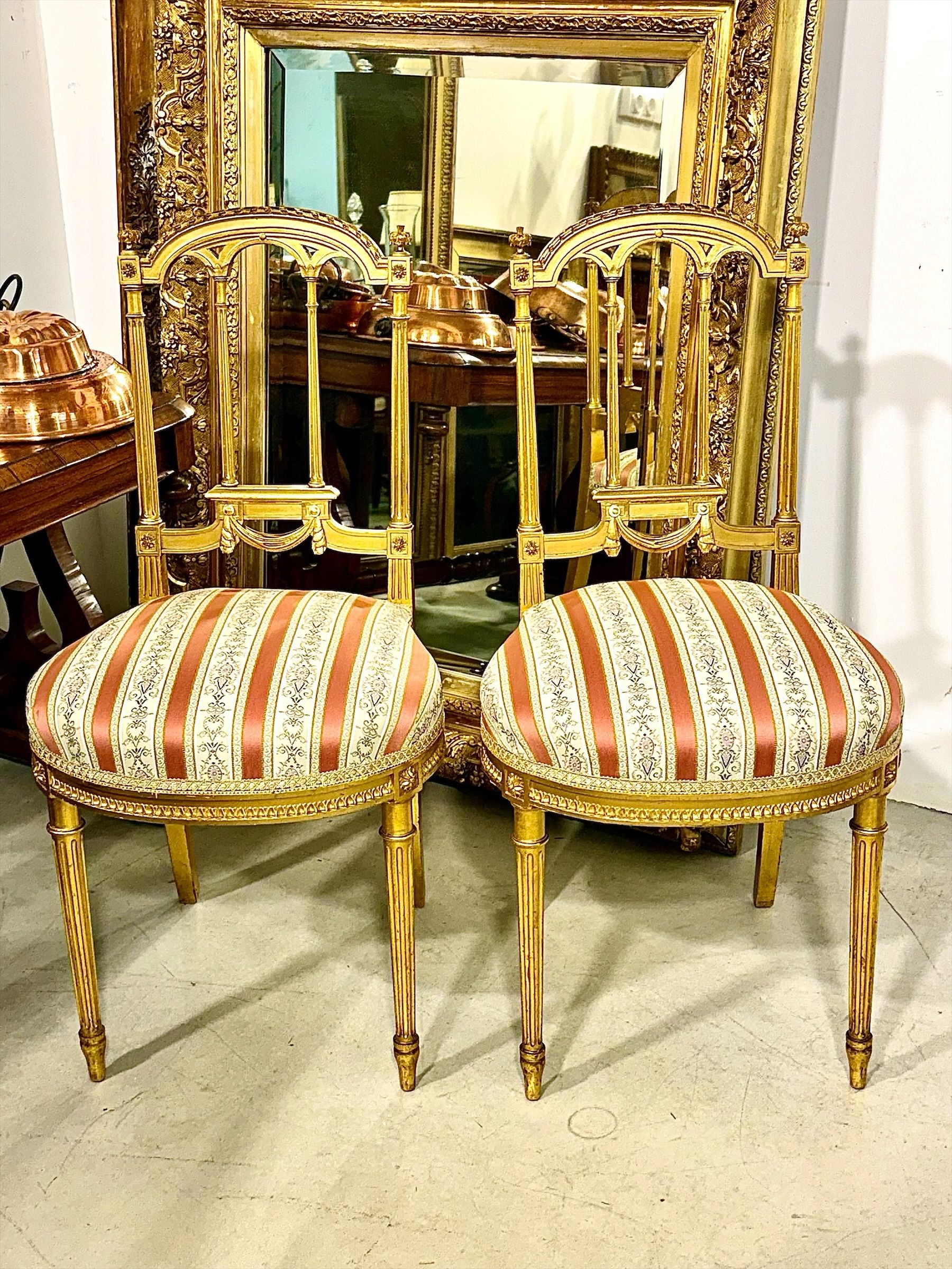Paire de chaises de style Louis XVI en bois doré, France XIXe siècle