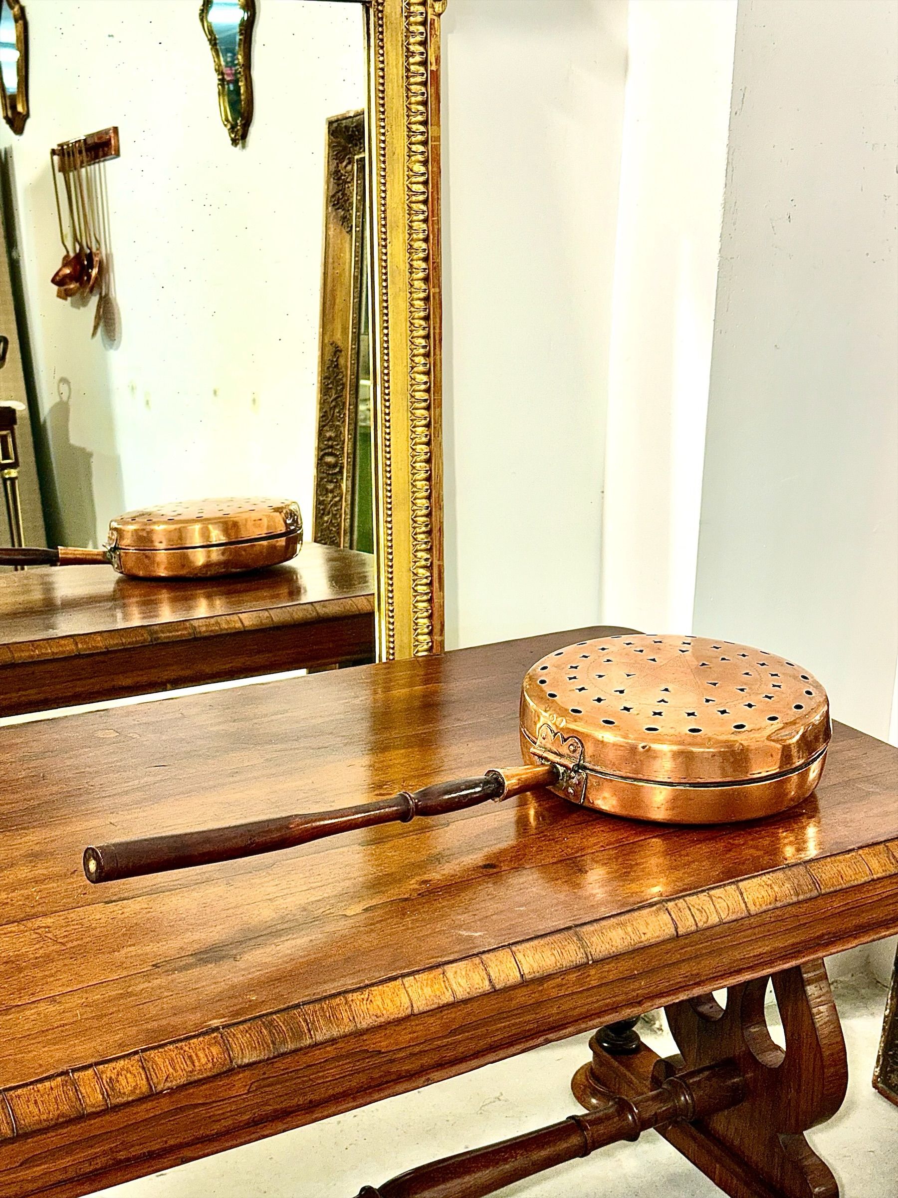 Bassinoire en cuivre du XIXe siècle à décor ajouré d’étoile