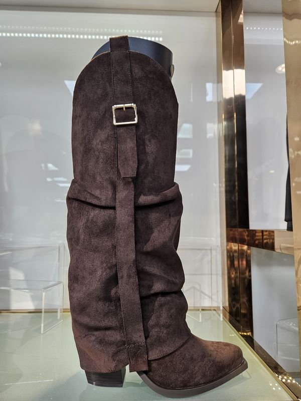 Trendy brown westernboots