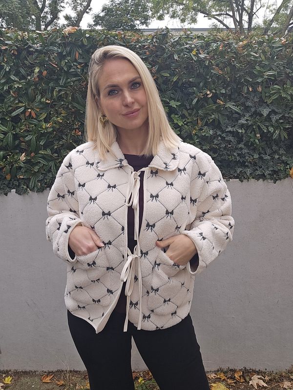 Teddy jas met geborduurde strikken