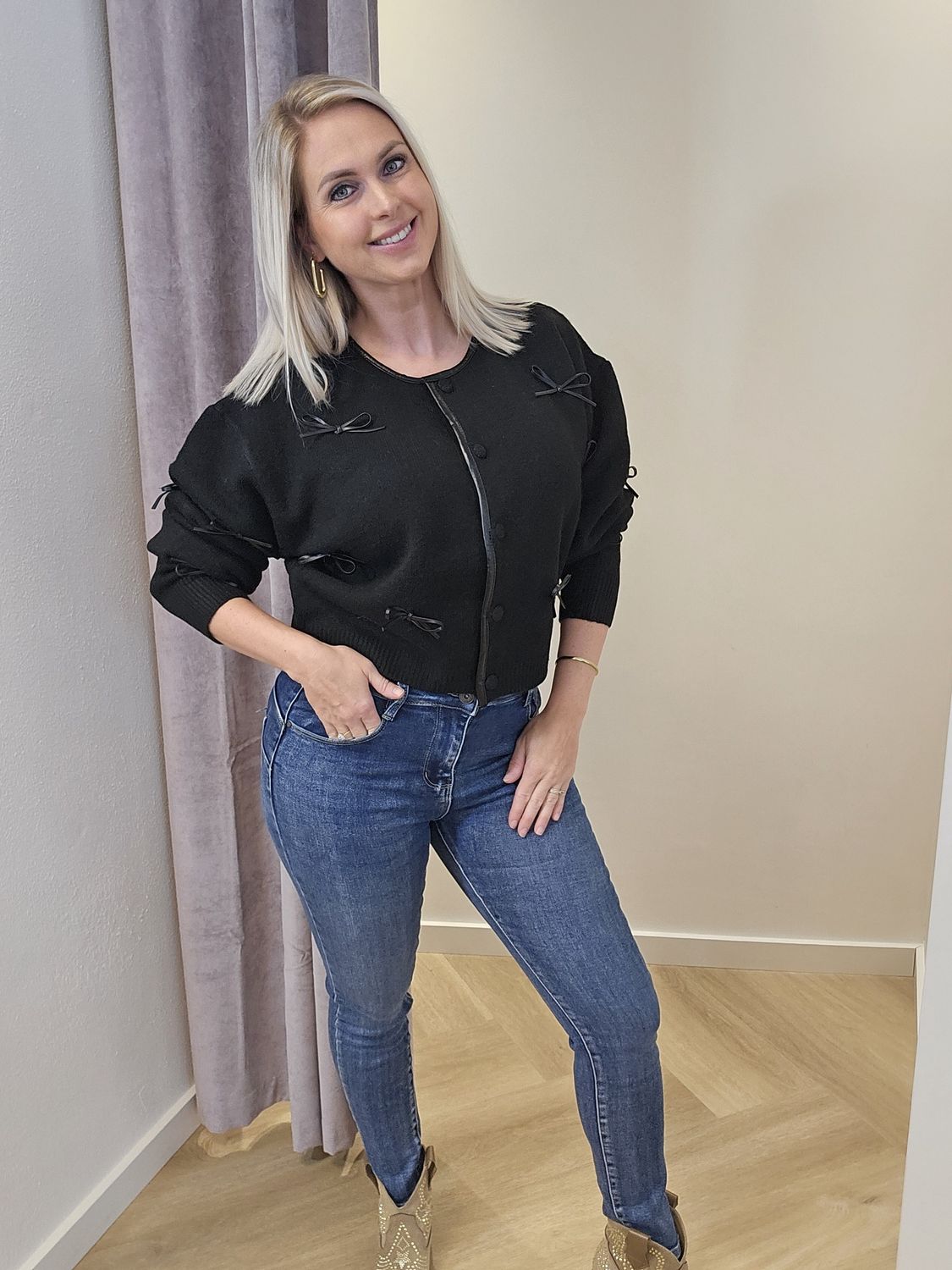 Vest met leatherlook strikken