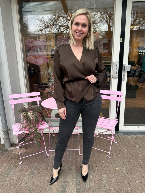 Bruine satin wikkelblouse