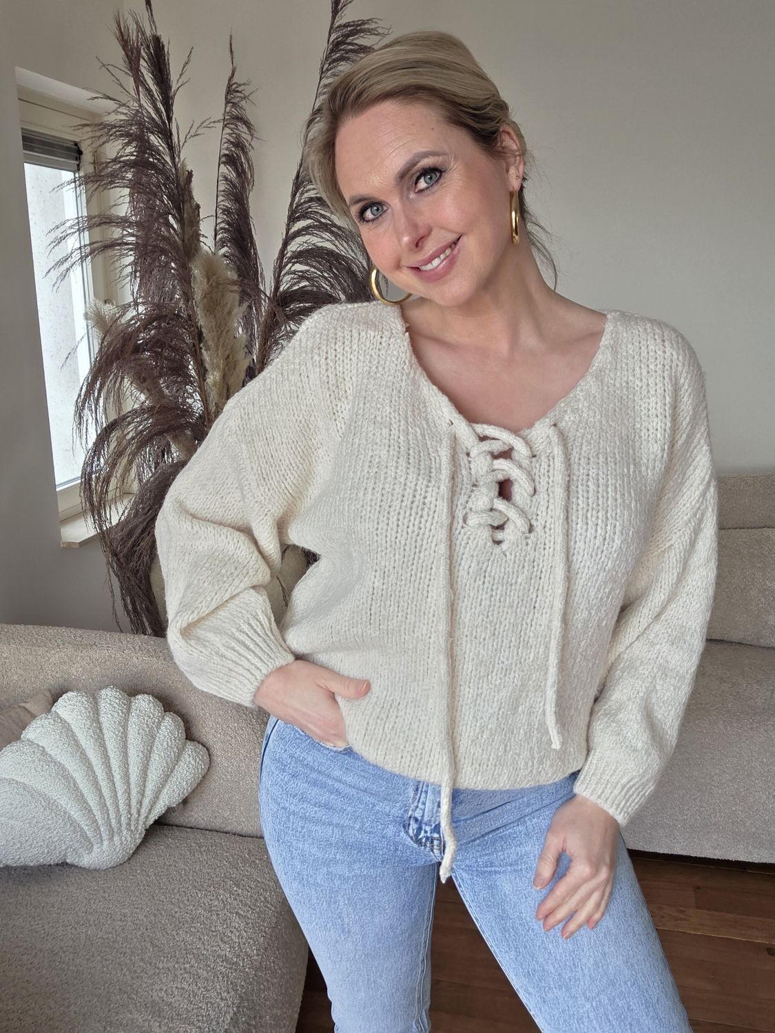 Beige gebreide trui met koord