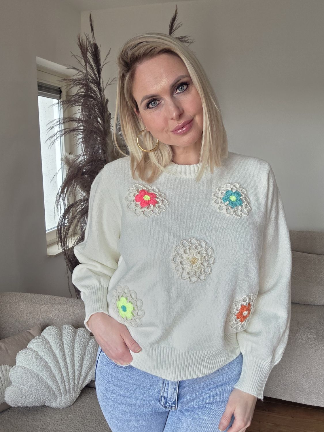 Beige trui met patchbloemen