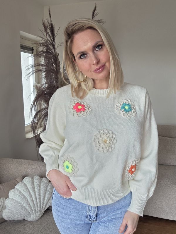 Beige trui met patchbloemen