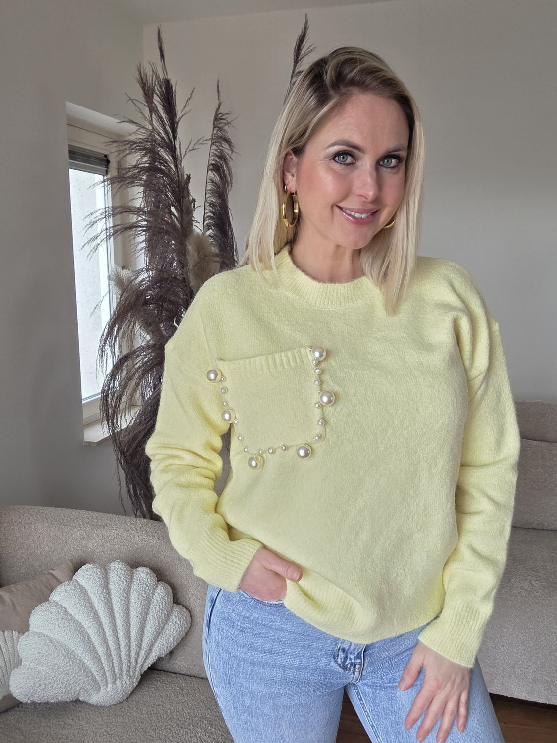 Pastelgele trui met pareldetails