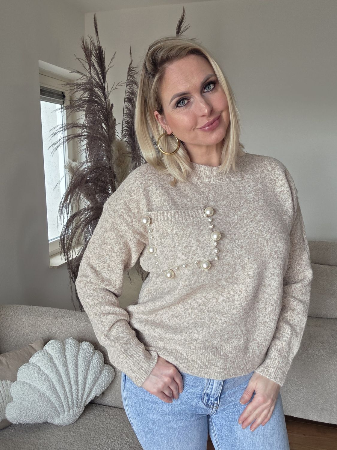 Beige trui met pareldetails
