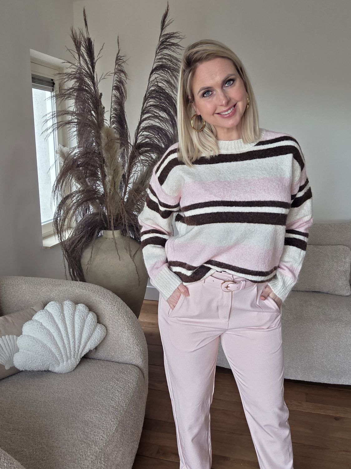 Lichtroze chino met riem