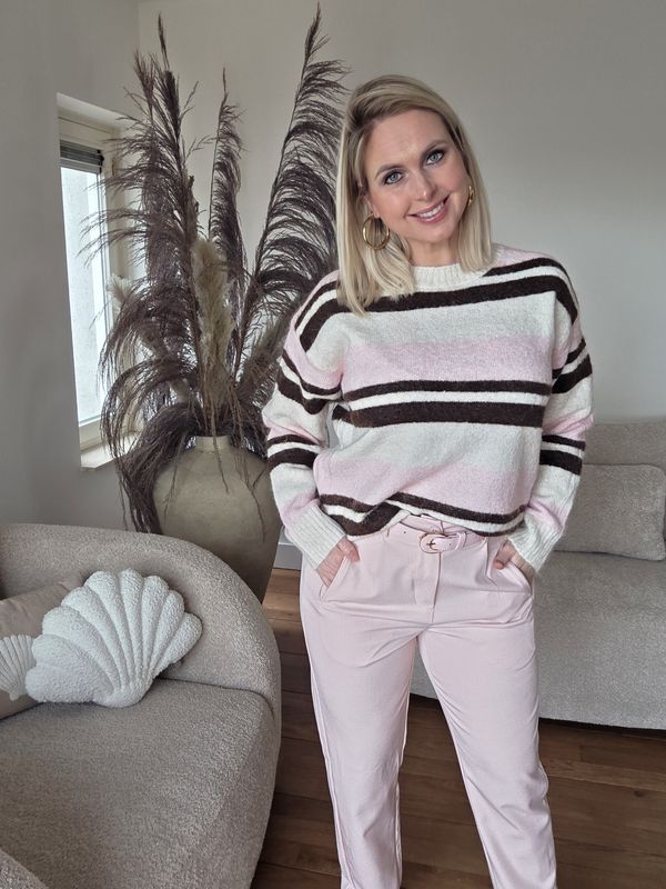 Lichtroze chino met riem