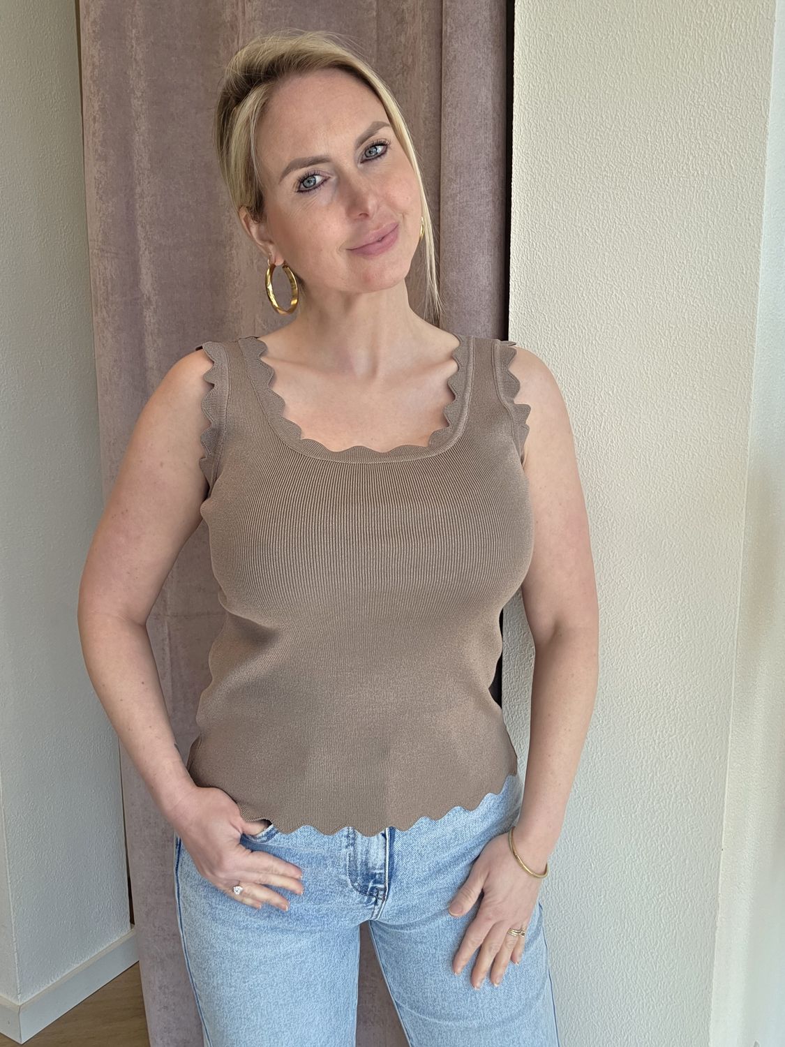 Scalop top taupe