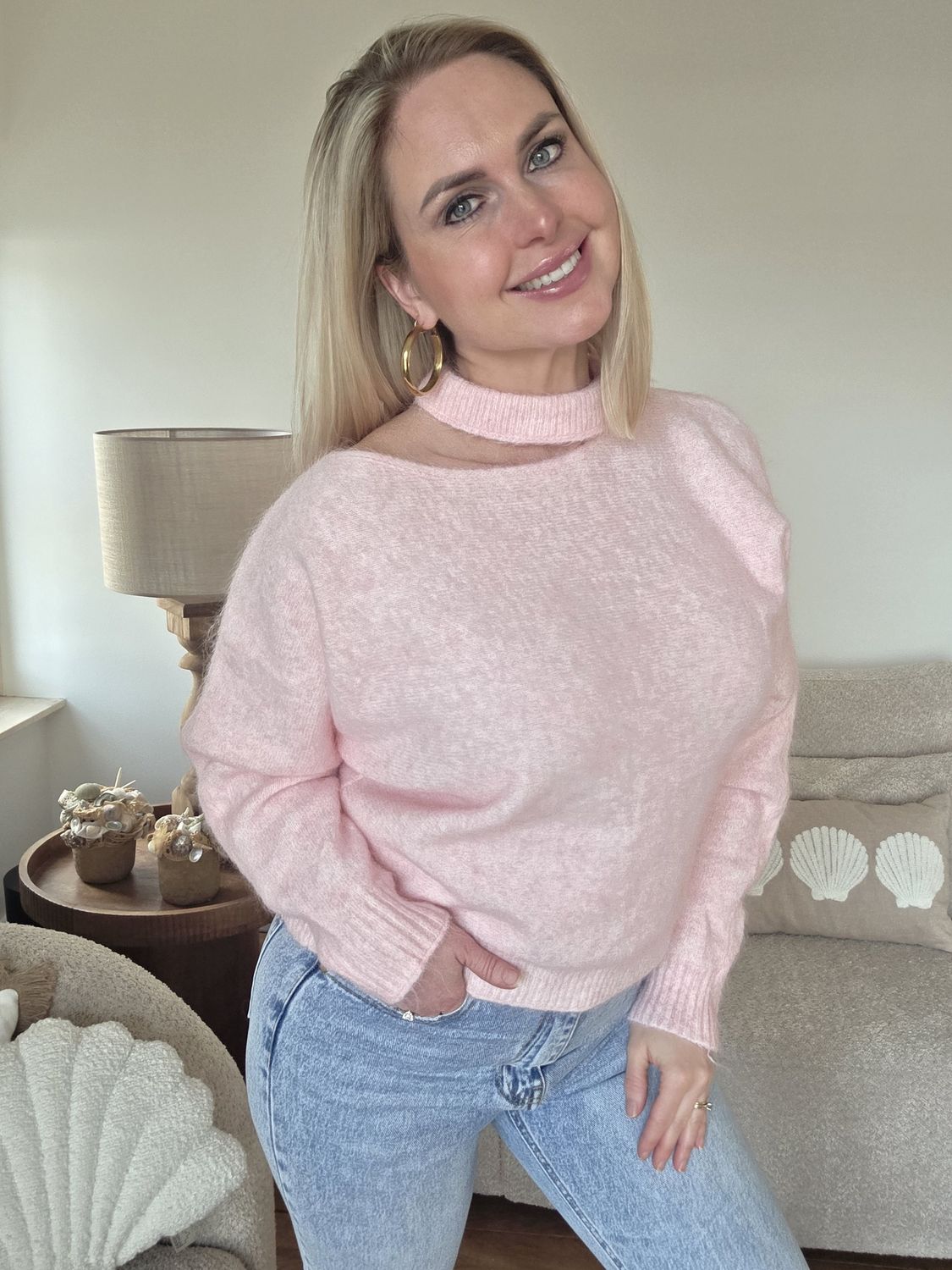 Supersoft trui met opengewerkte halsbelijning roze