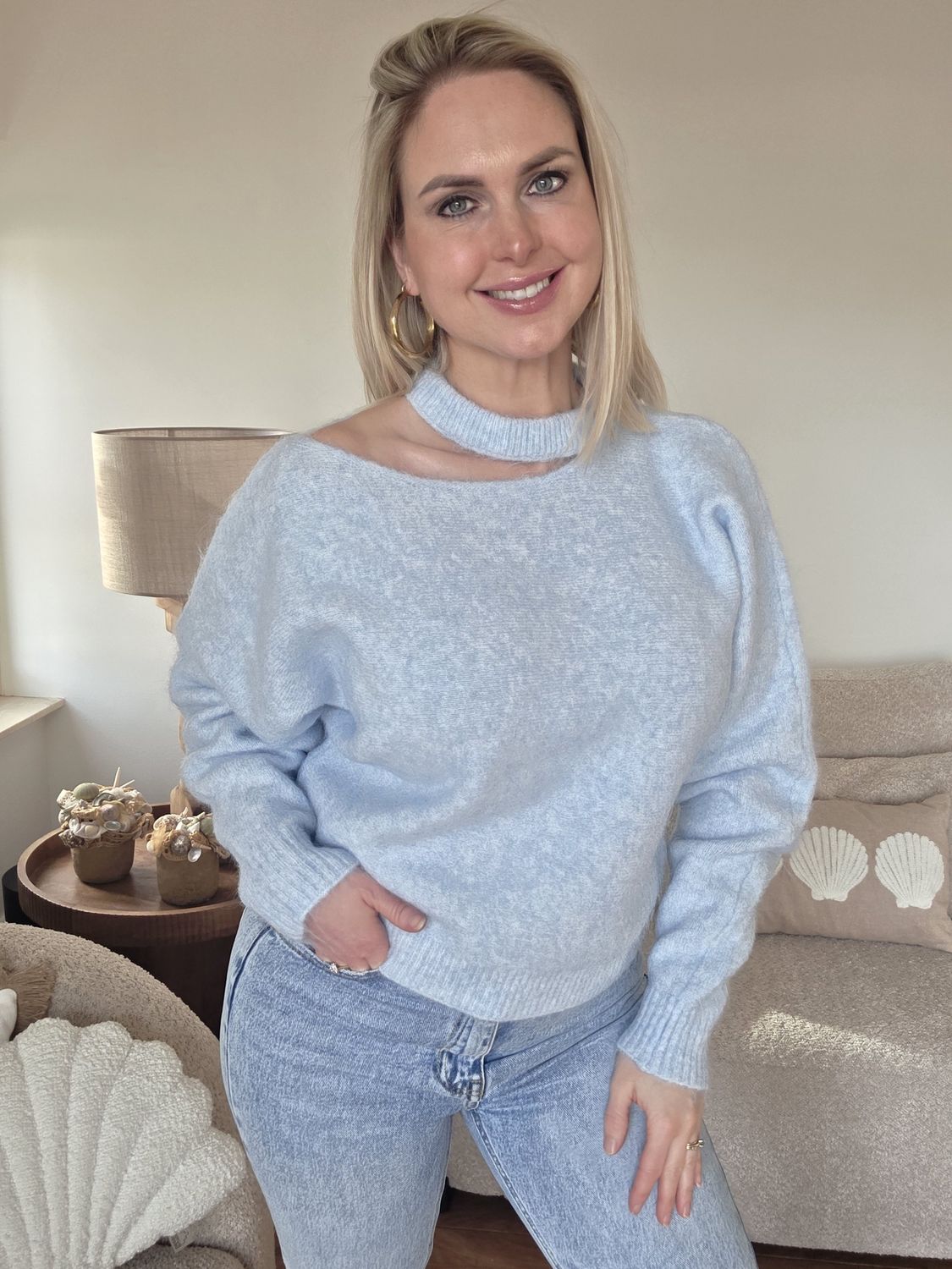 Supersoft trui met opengewerkte halsbelijning blauw