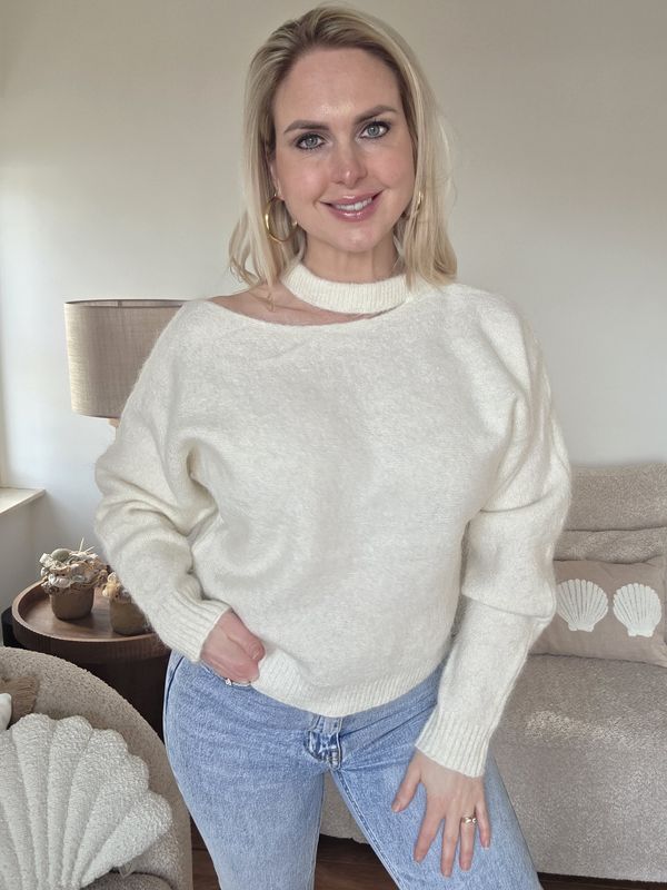 Supersoft trui opengewerkte halsbelijning offwhite