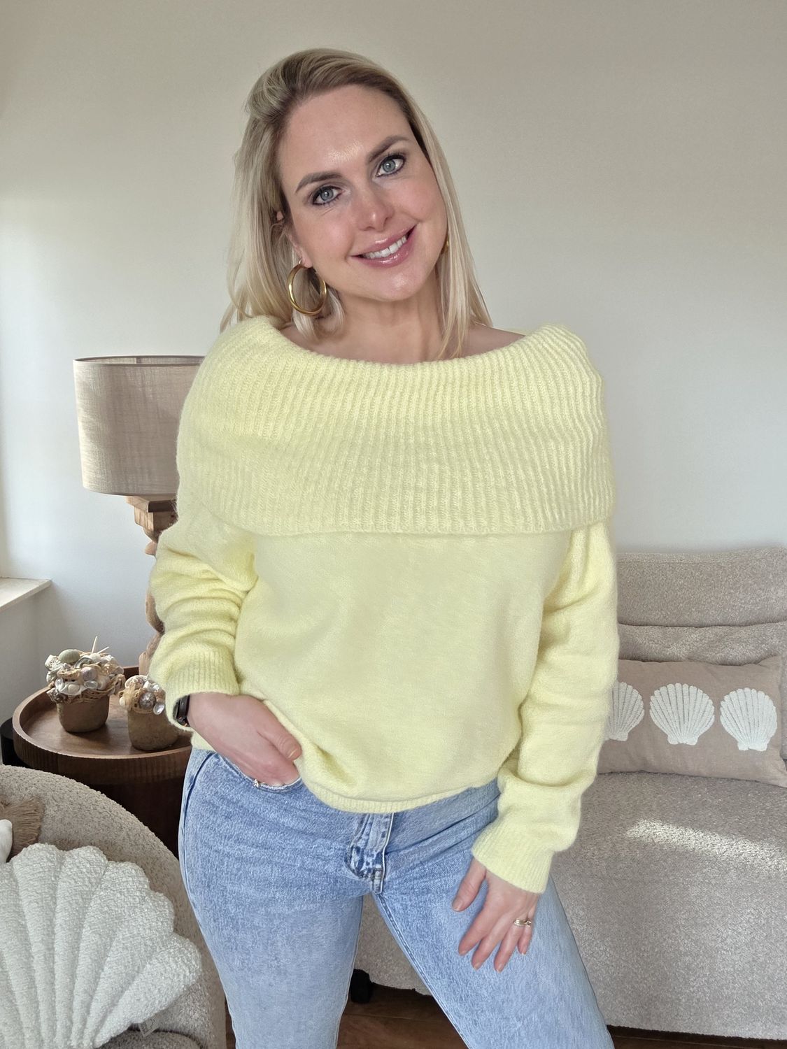 Gele soft sweater met boothals