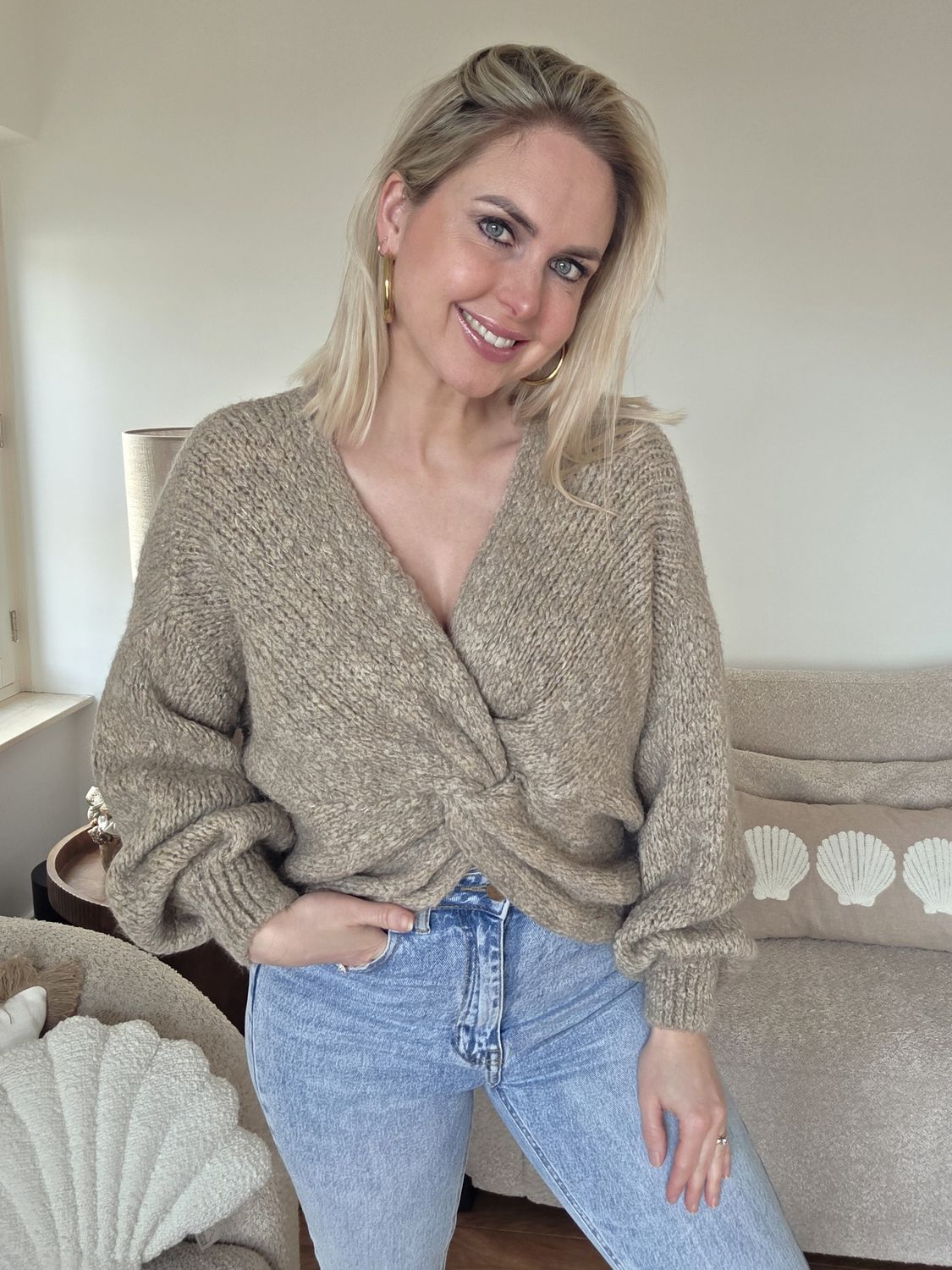 Gebreide trui met knoopdetail taupe