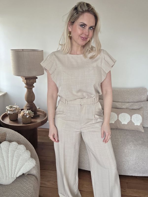 Beige top met rouchedetail op schouders