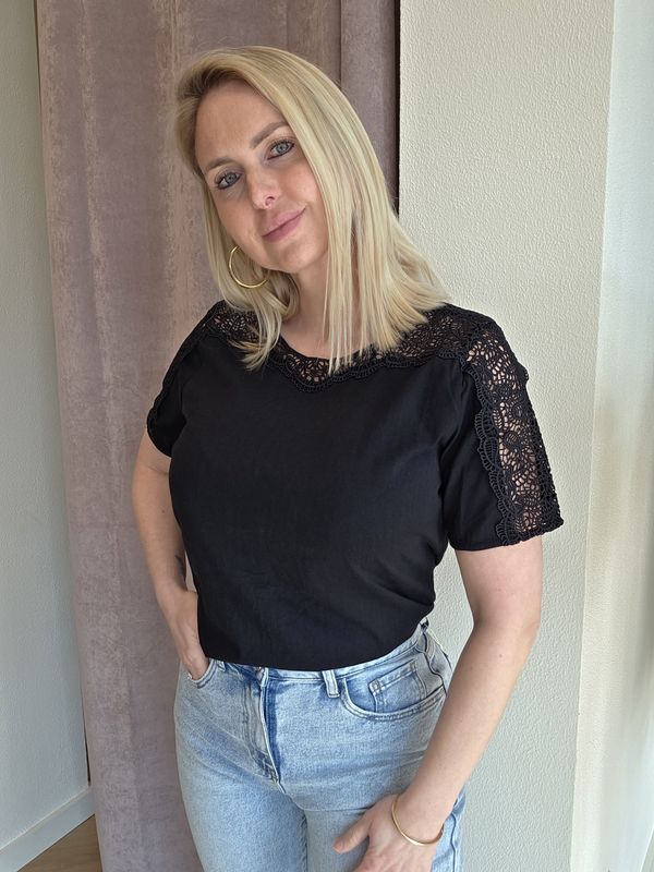 Zwarte top met kant details