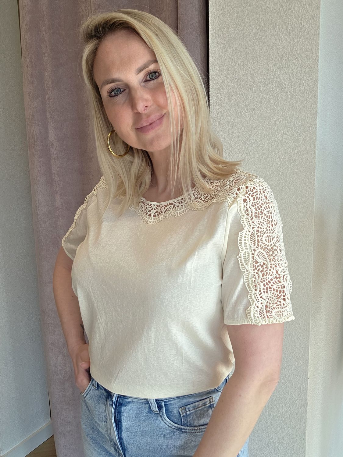 Beige top met kant details