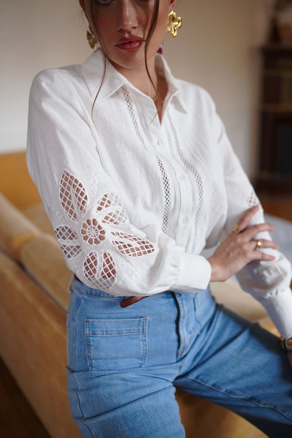 Witte blouse met opengewerkte bloemen