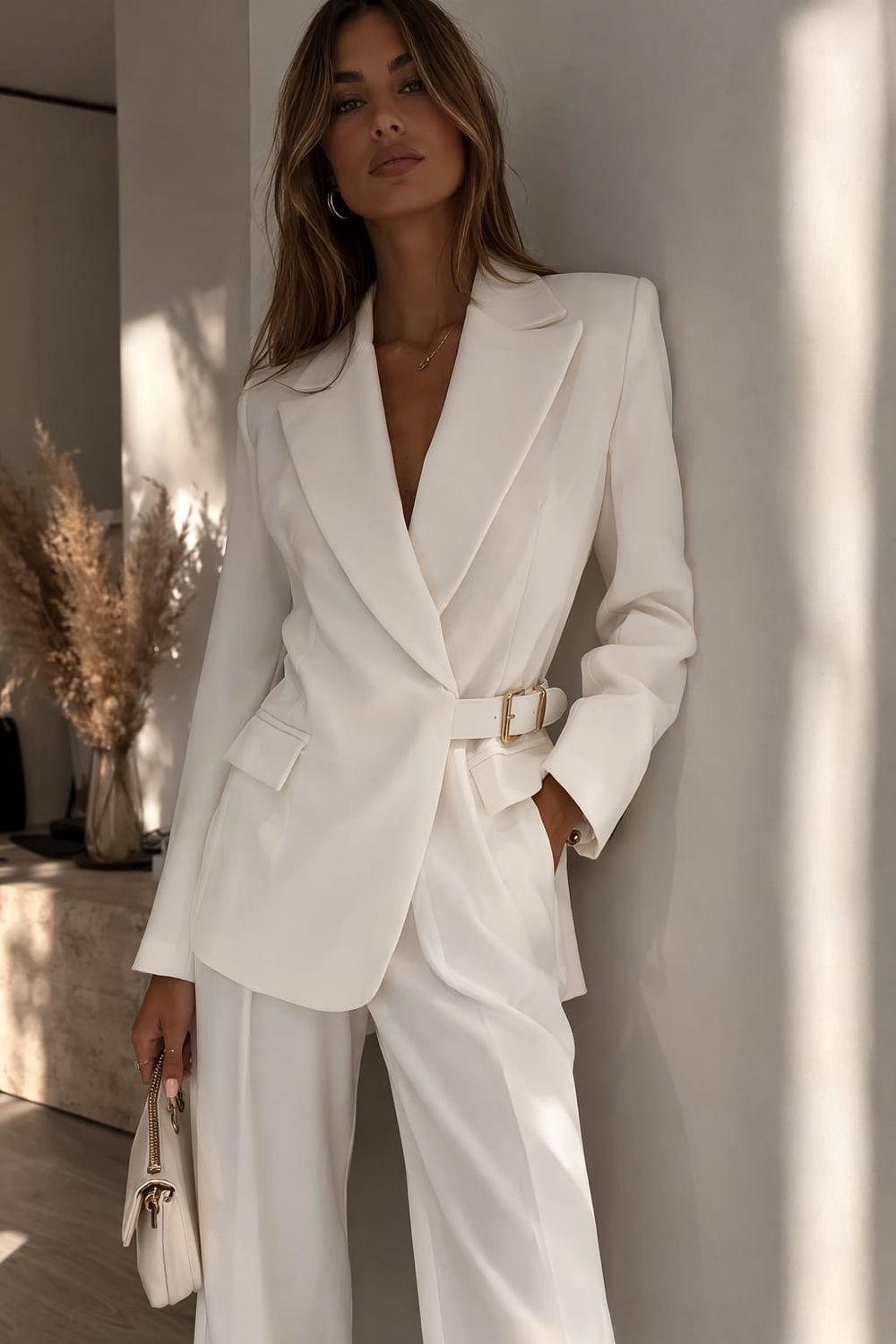 Witte blazer met riem en gesp