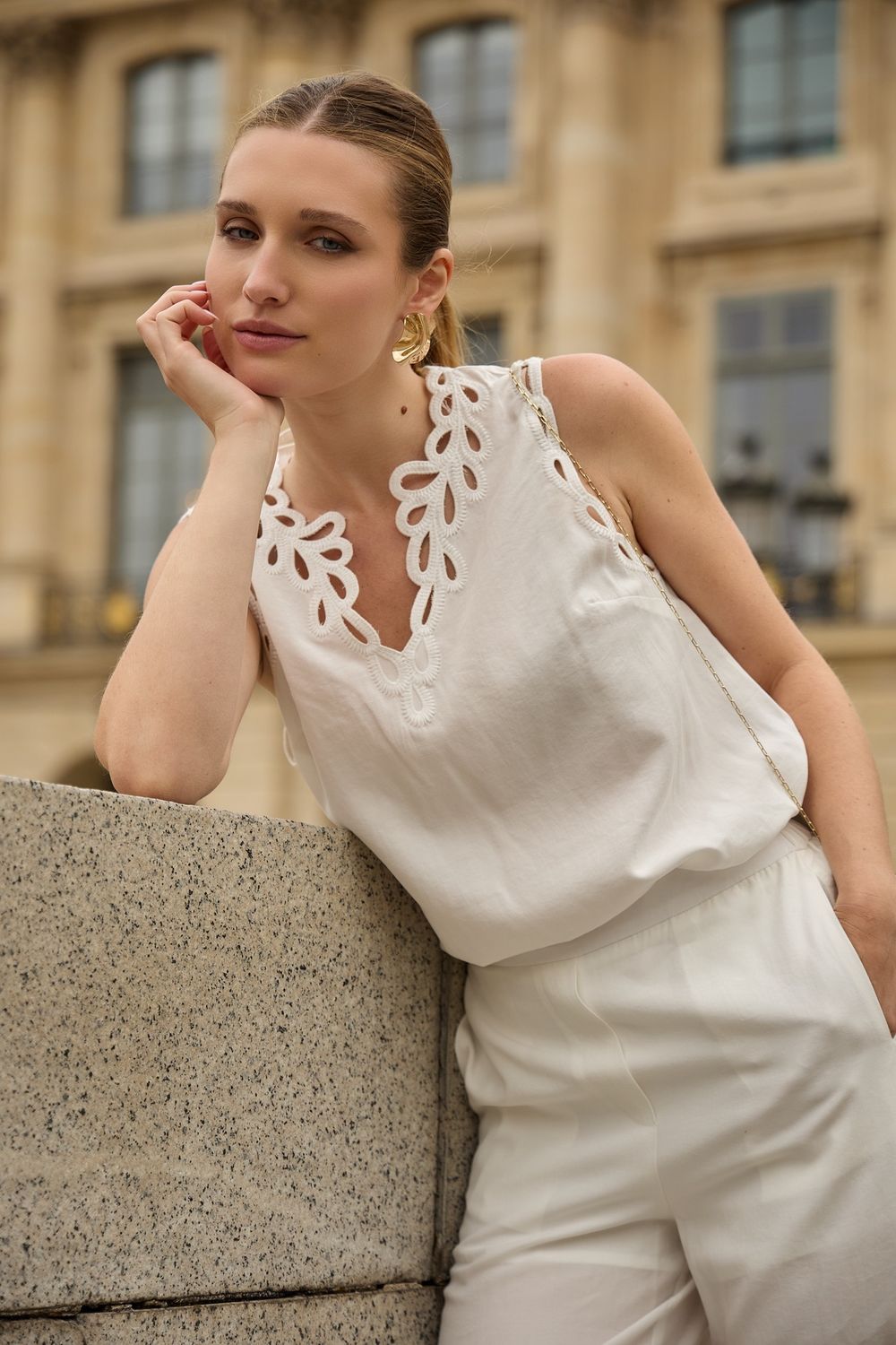 Opengewerkte lace top beige