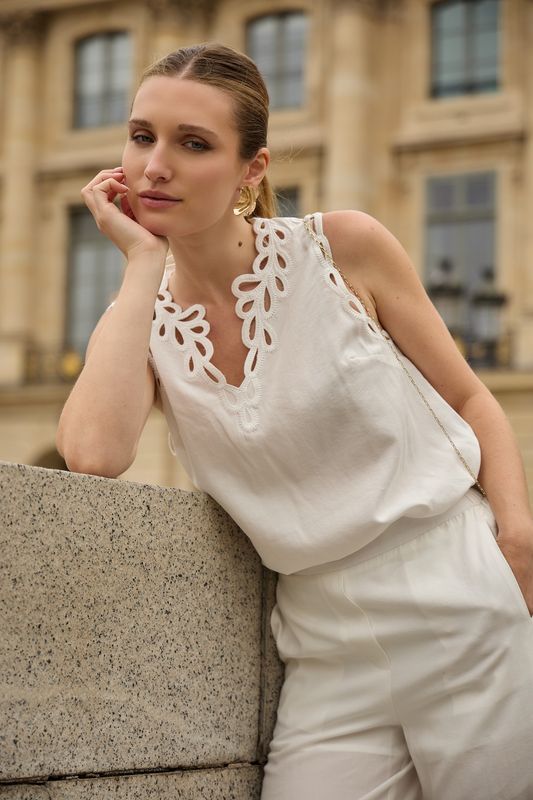 Opengewerkte lace top beige