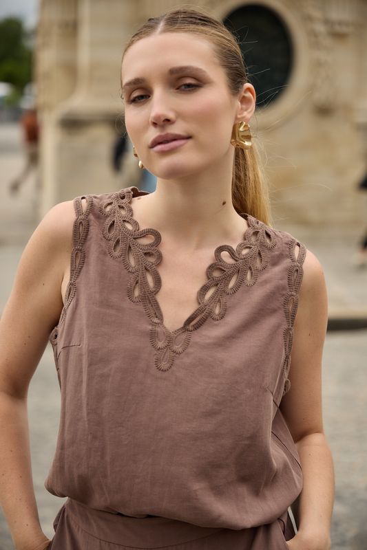 Opengewerkte lace top coffee