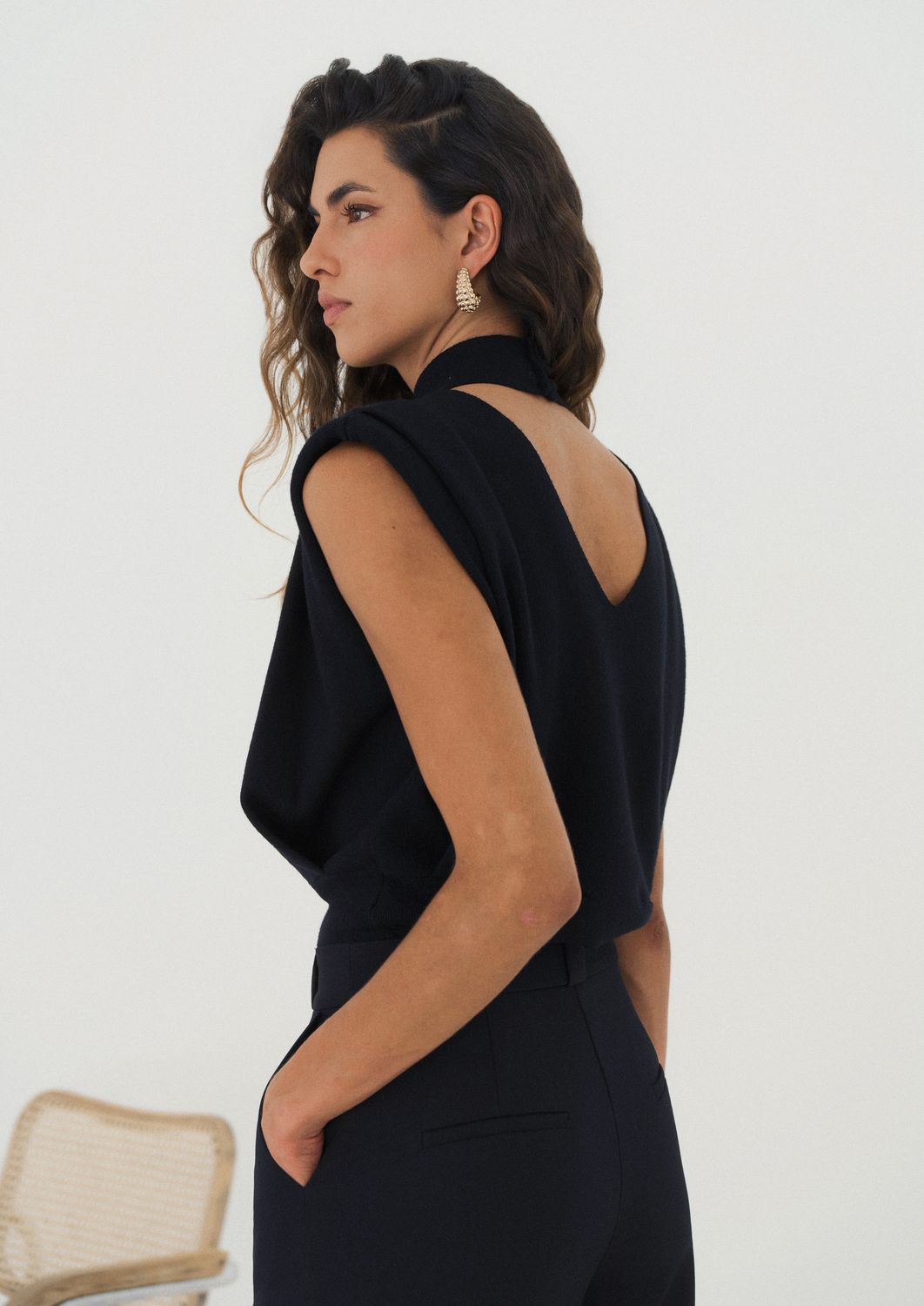 Cut-open back top zwart