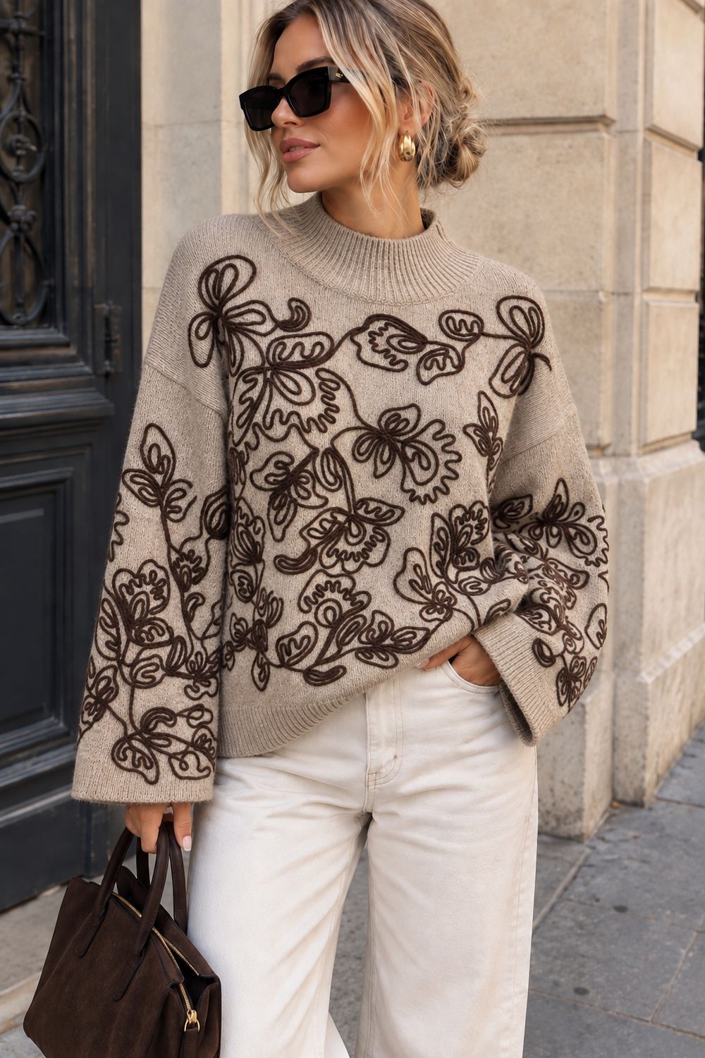 Taupe trui met bloemstiksels