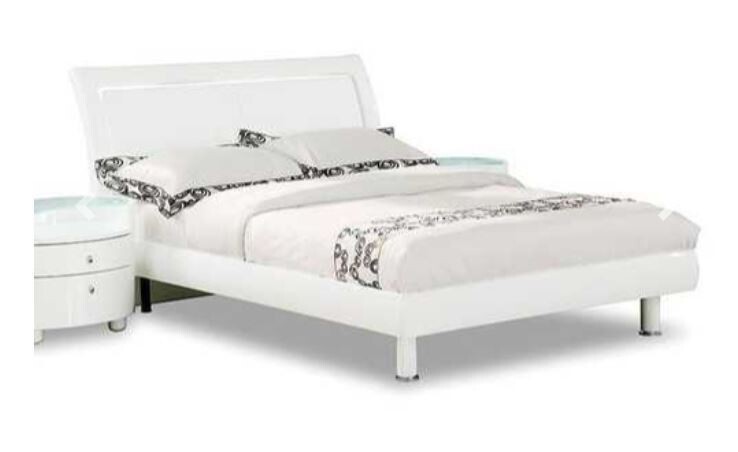86&#39;&#39; X 91&#39;&#39; X 41&#39;&#39; Modern Eastern King White High Gloss Bed