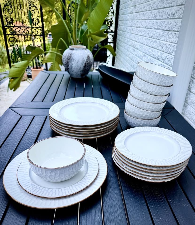 GBHOME 18-Piece Embossed Stoneware Dinnerware Set – Pearl White Bubble