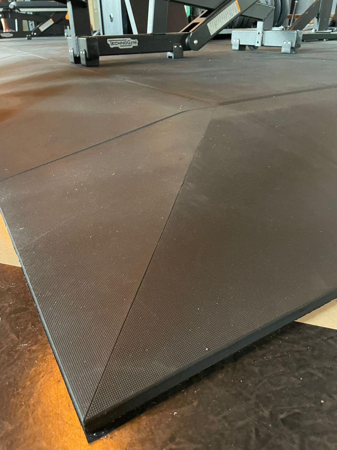 Pavigym BigJag Acoustic Corner (24 cm and 50 cm Width) – Professional Flooring Finish Pavigym BigJag Acoustic Corner (24 cm and 50 cm Width) – Professional Flooring Finish