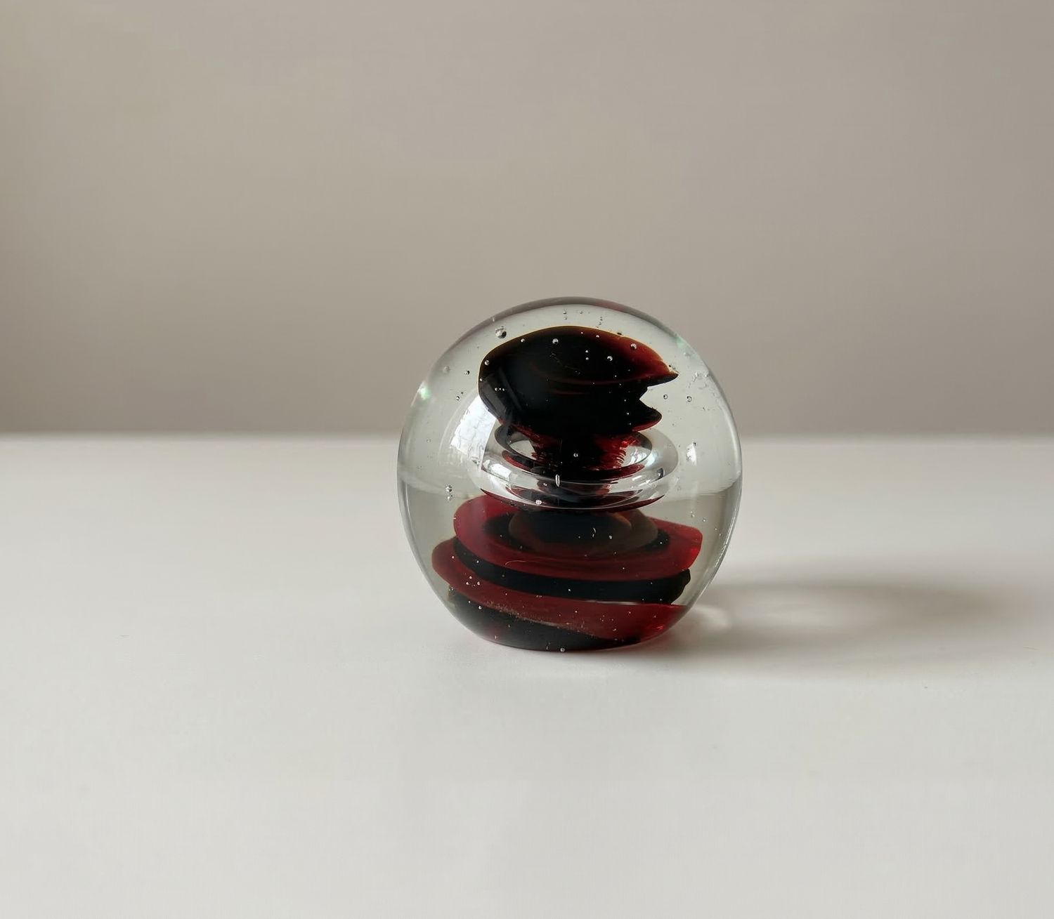 ✨💎​Vintage glazen presse-papier Rheinbach – rood zwart design in massief glas