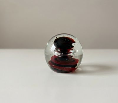 Vintage glazen presse-papier Rheinbach – rood zwart design in massief glas