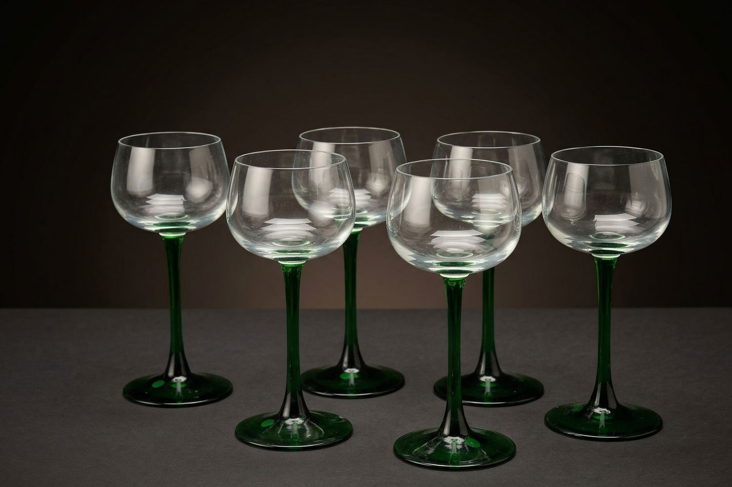"Elegant groen glaswerk voor een vintage gedekte tafel, passend in een botanisch of eclectisch interieur."