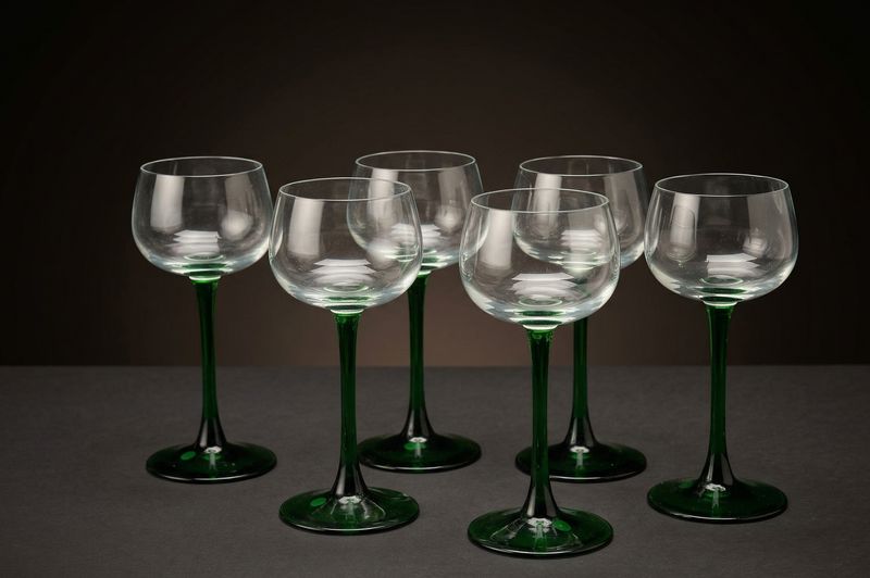 "Elegant groen glaswerk voor een vintage gedekte tafel, passend in een botanisch of eclectisch interieur."