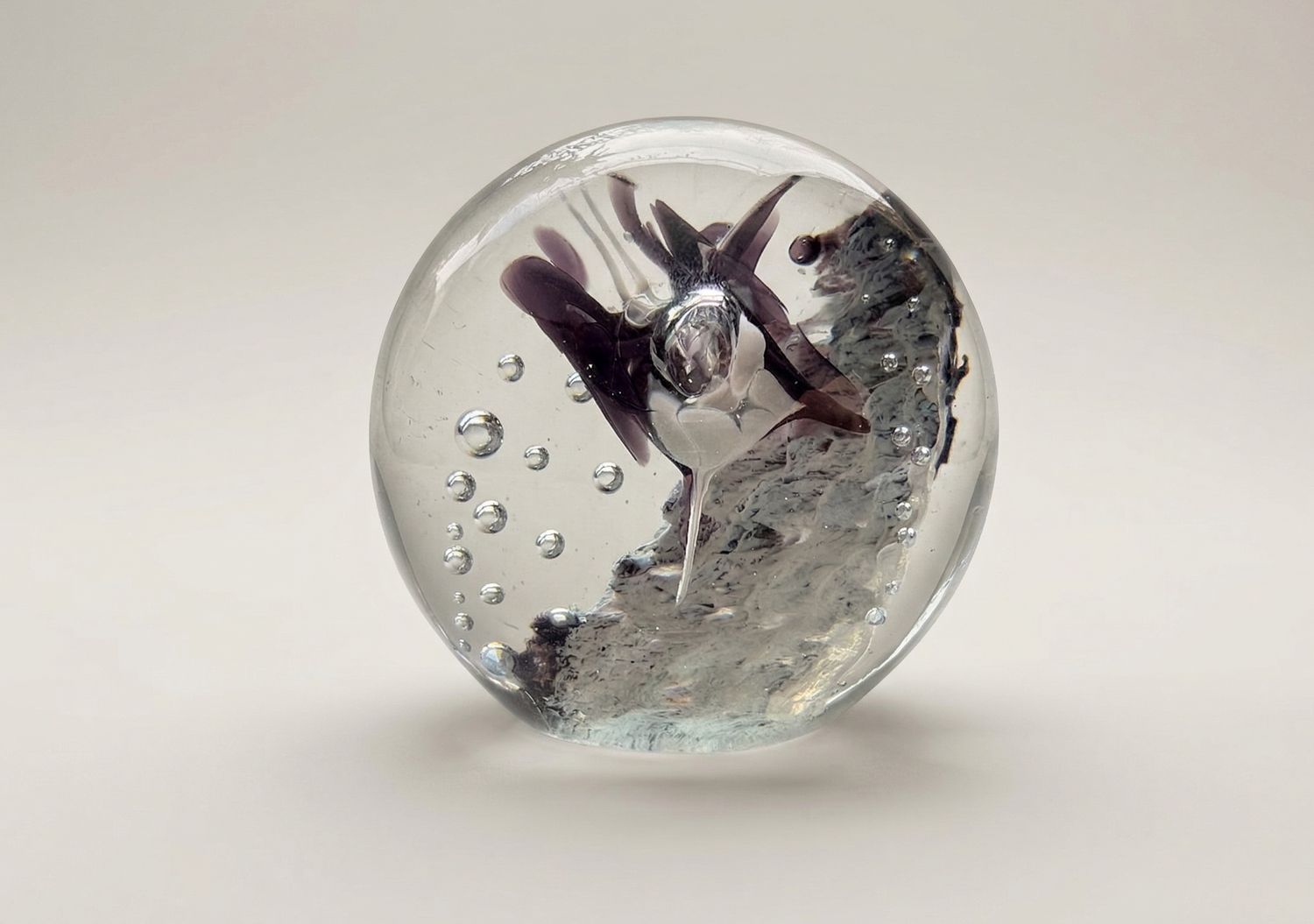 Handgemaakte Pfeiffer kristallen paperweight met organisch motief en luchtbellen