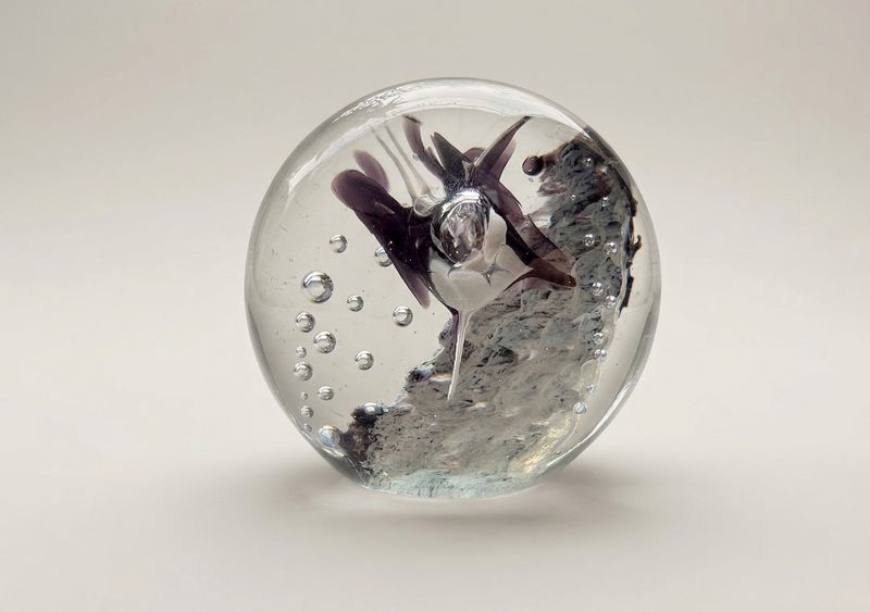 Handgemaakte Pfeiffer kristallen paperweight met organisch motief en luchtbellen