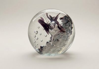 Handgemaakte Pfeiffer kristallen paperweight met organisch motief en luchtbellen