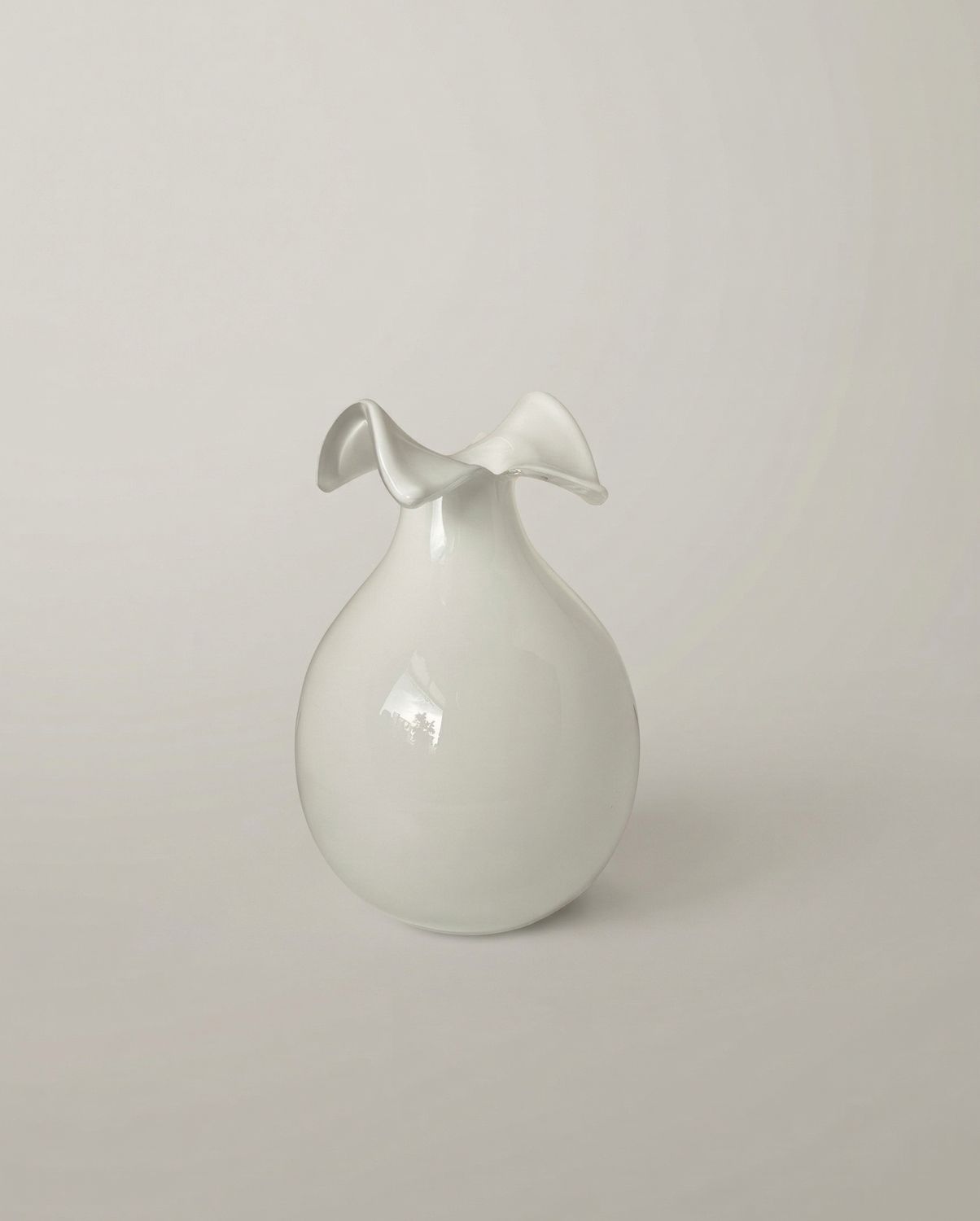 🇵🇱🤍Vintage witte glazen vaas met geplooide rand – Pools design stijl